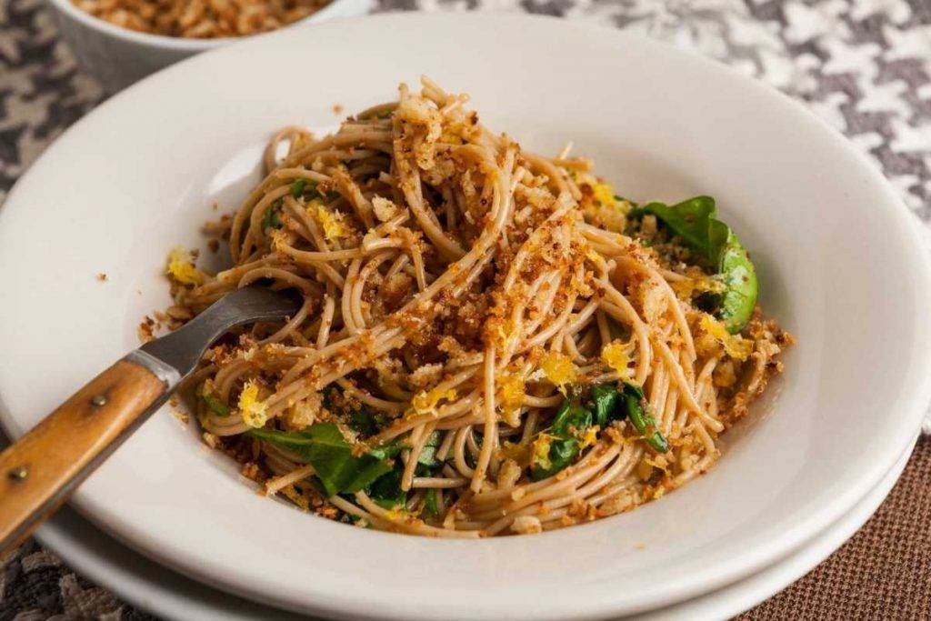 Spaghetti con pesto di topinambur e briciole di pane, sesamo e limone