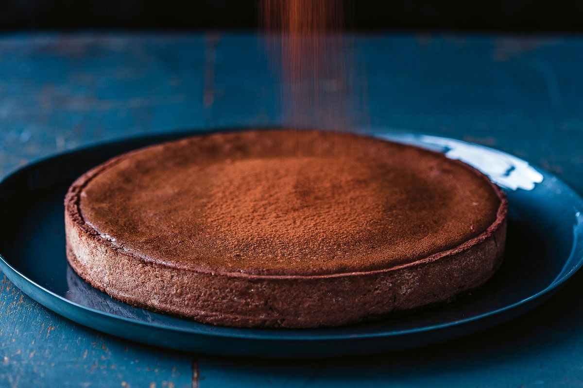 Tiramisù al forno con impasto al cioccolato, originale e goloso