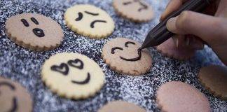 biscotti con faccine al cioccolato