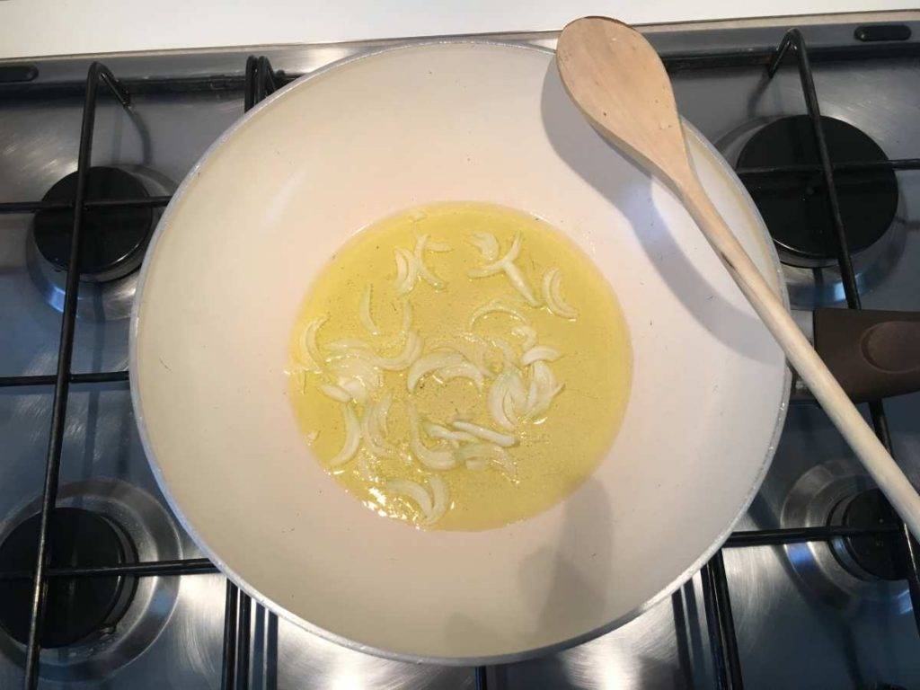 padella con olio e cipolla