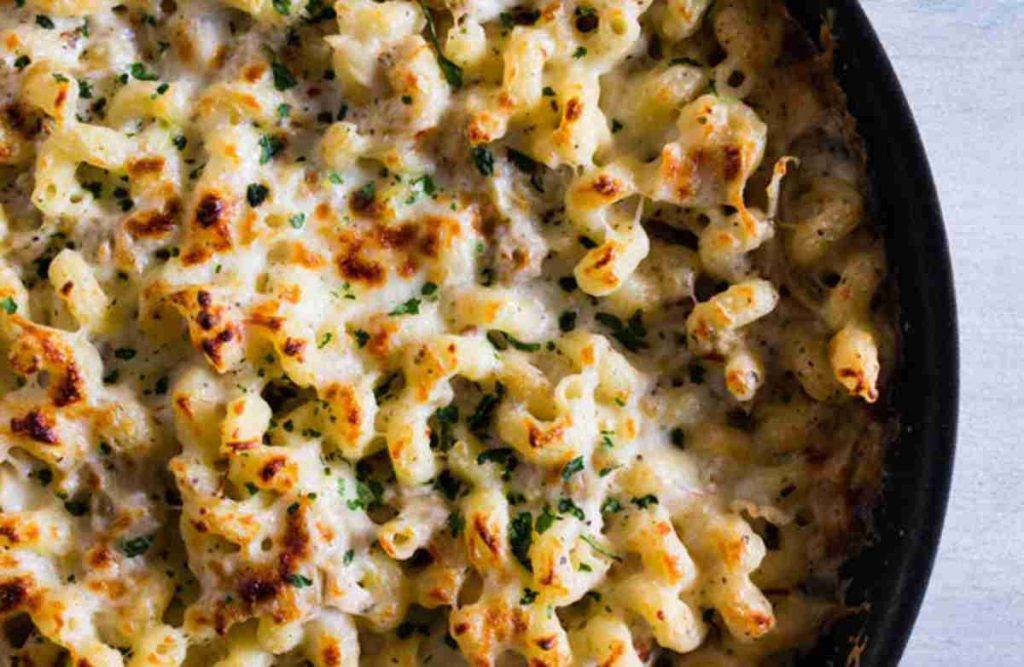 pasta al forno con crema di carciofi e salsiccia