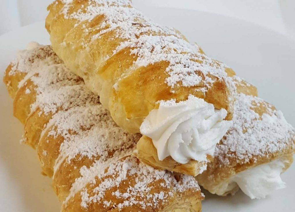 Cannoli dolci alla ricotta e cioccolato bianco