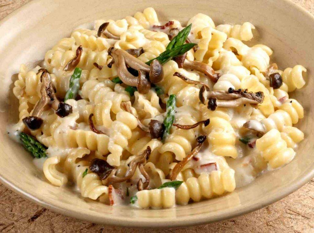 Fusilli con Funghi, Speck e Salsa al Brie