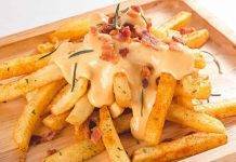 Patate Fritte con Crema al Formaggio, è qui la festa Patate Fritte con Crema al Formaggio