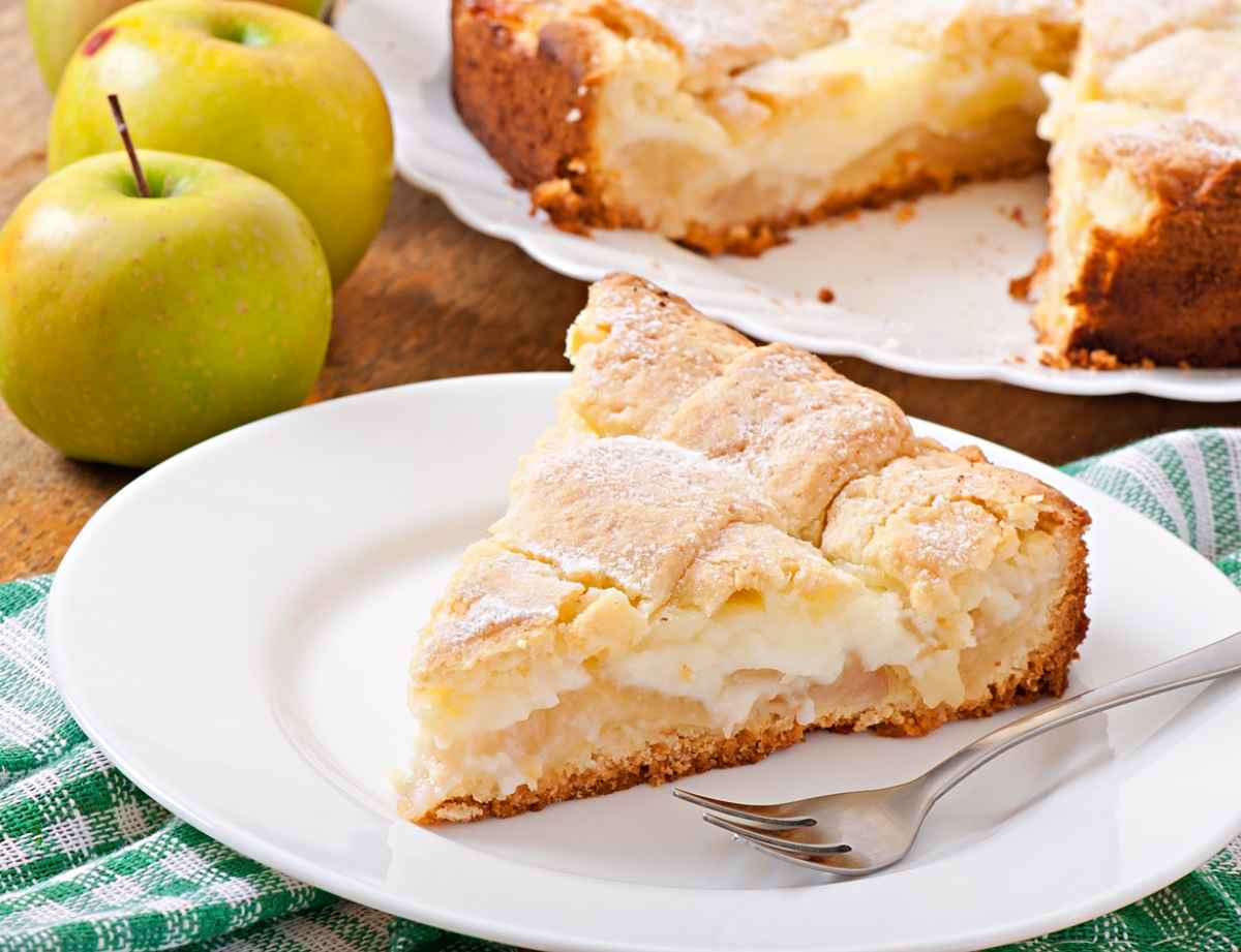 Простой яблочный пирог быстро рецепт. Польская шарлотка с заварным кремом. Яблочный Грэхем. Пирог с яблоками и заварным кремом. Шарлотка с заварным кремом и яблоками.