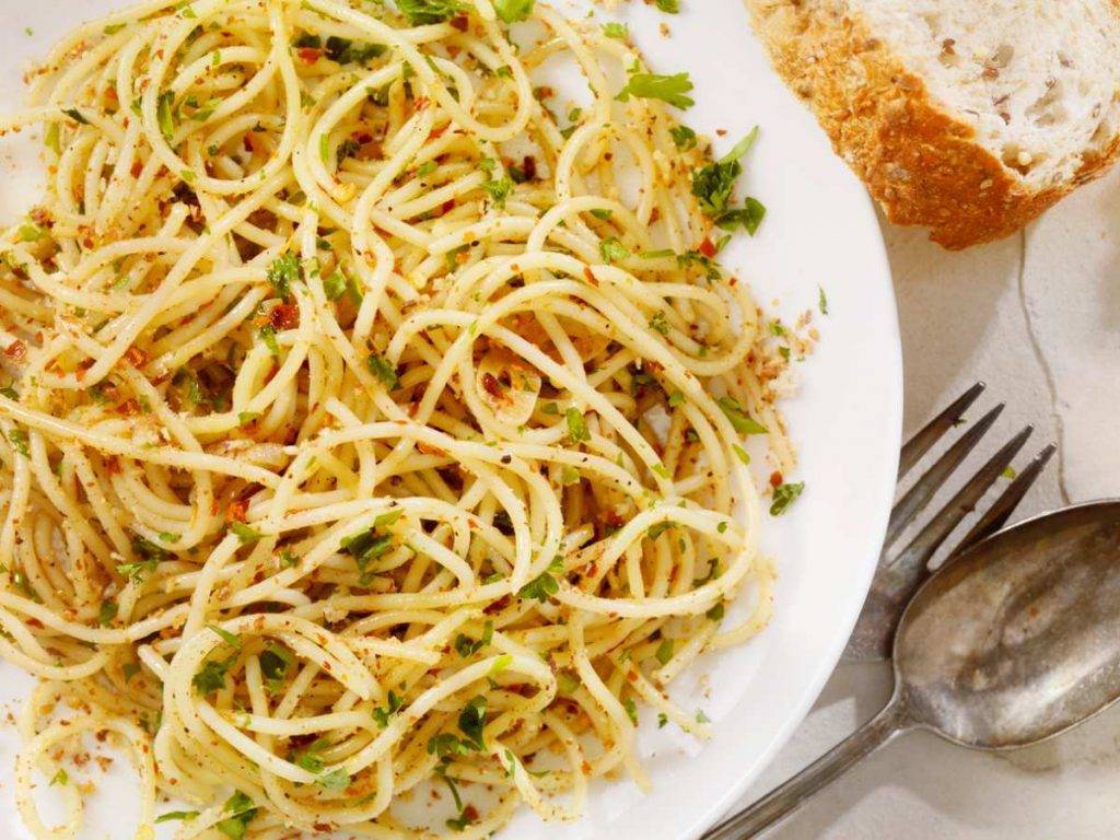 Spaghetti aglio olio e pane fritto