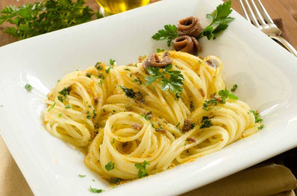 Spaghetti con zucchine alici pecorino e bottarga(1)