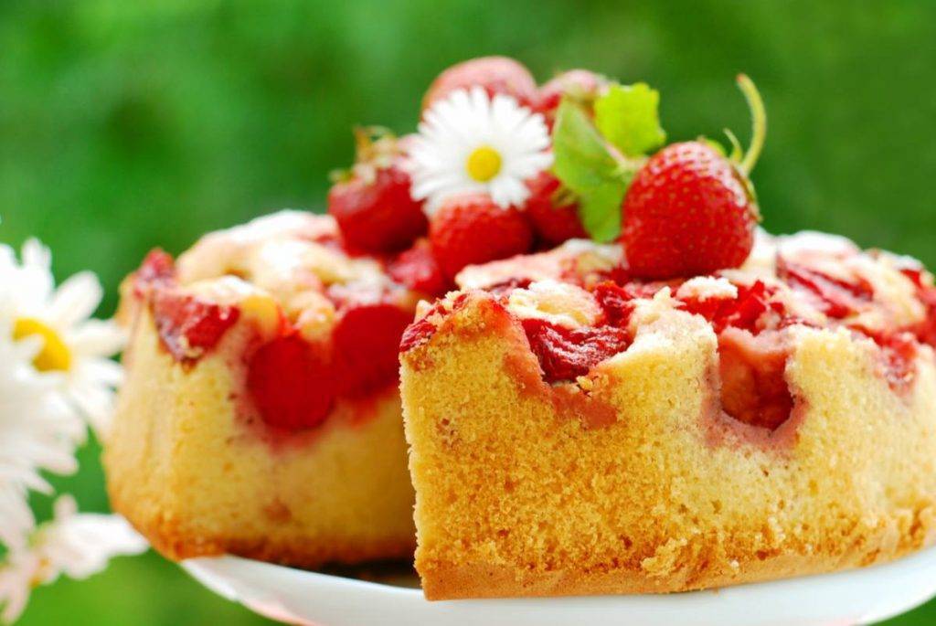 Torta di albumi con mele e fragole