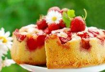 Torta di albumi con mele e fragole