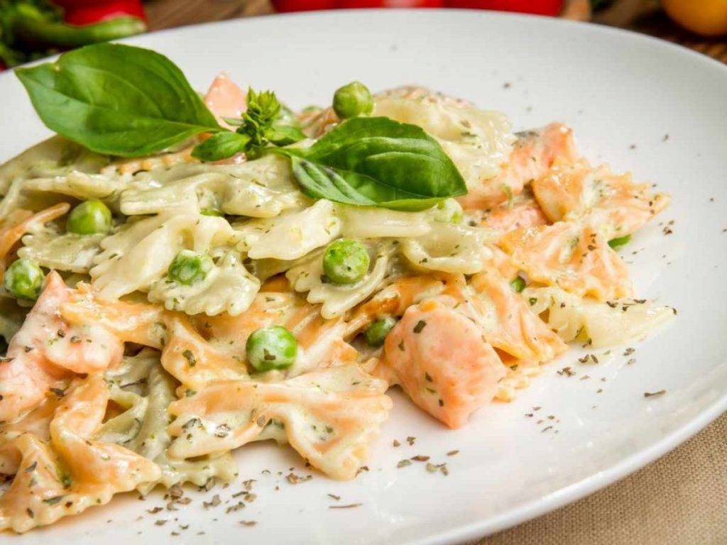 Farfalle con Panna, Salmone e Piselli