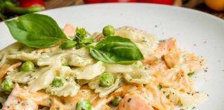 Farfalle con Panna, Salmone e Piselli