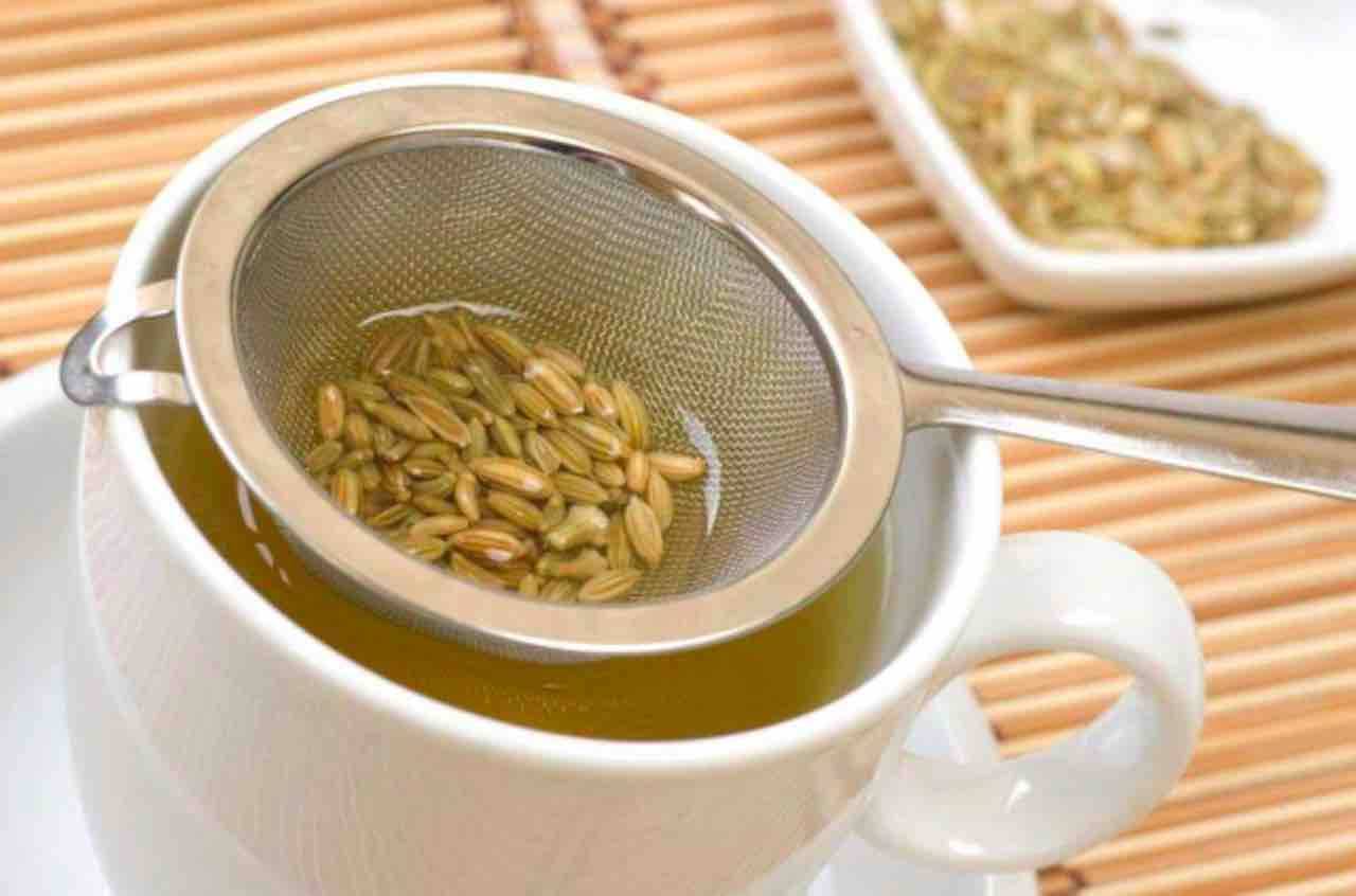 Tisana snellente veloce al the verde e finocchio, via le calorie con gusto