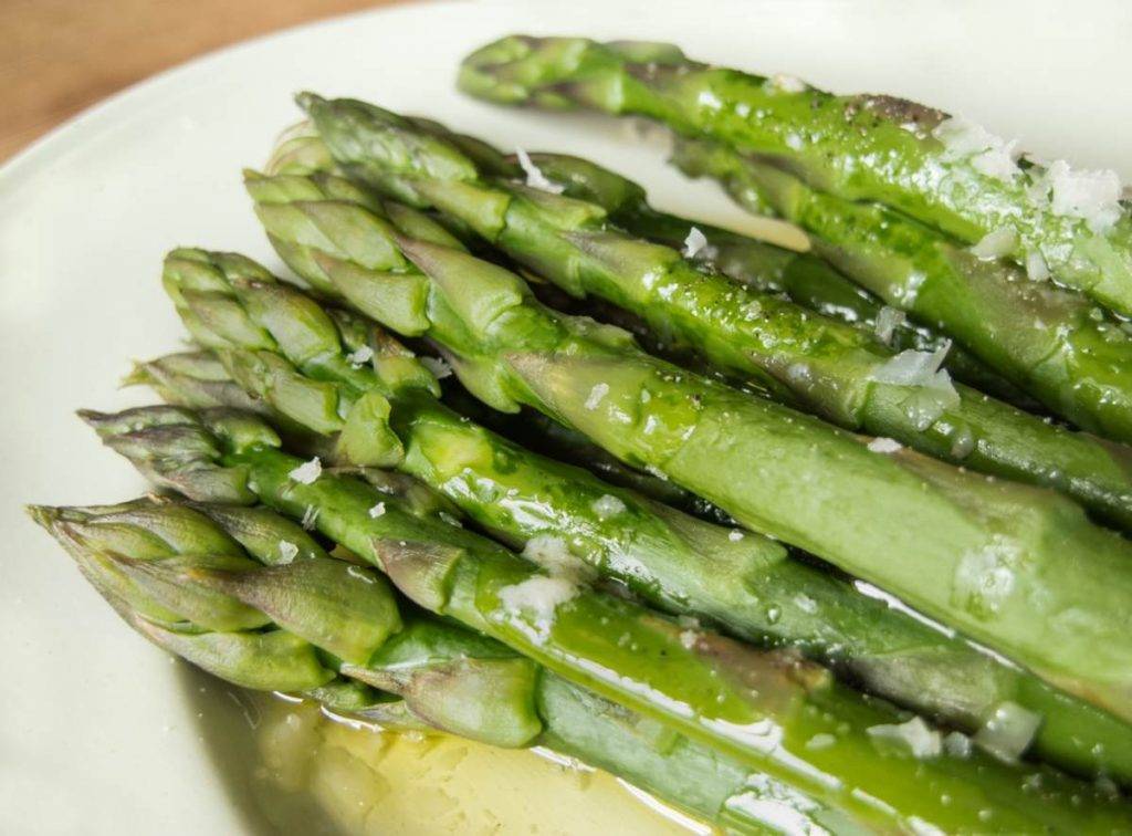 Asparagi in padella con burro e formaggio