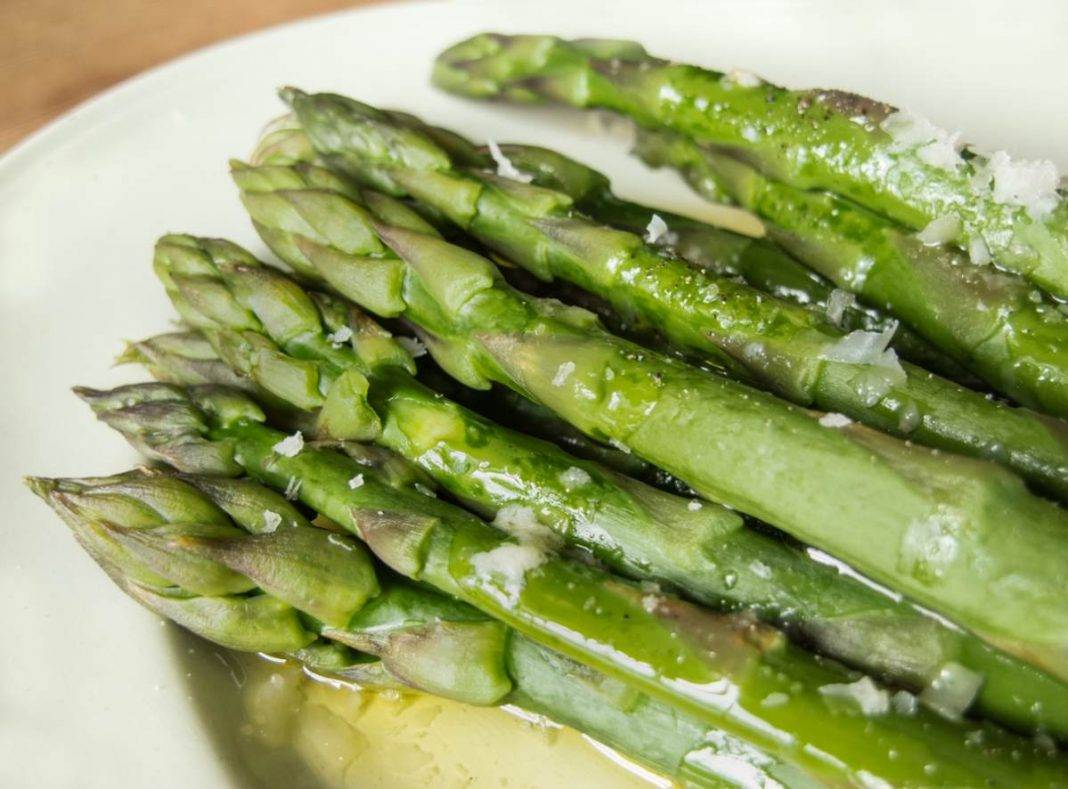 Asparagi in padella con burro e formaggio, contorno semplice ed invitante