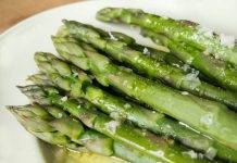Asparagi in padella con burro e formaggio