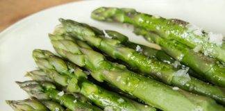 Asparagi in padella con burro e formaggio