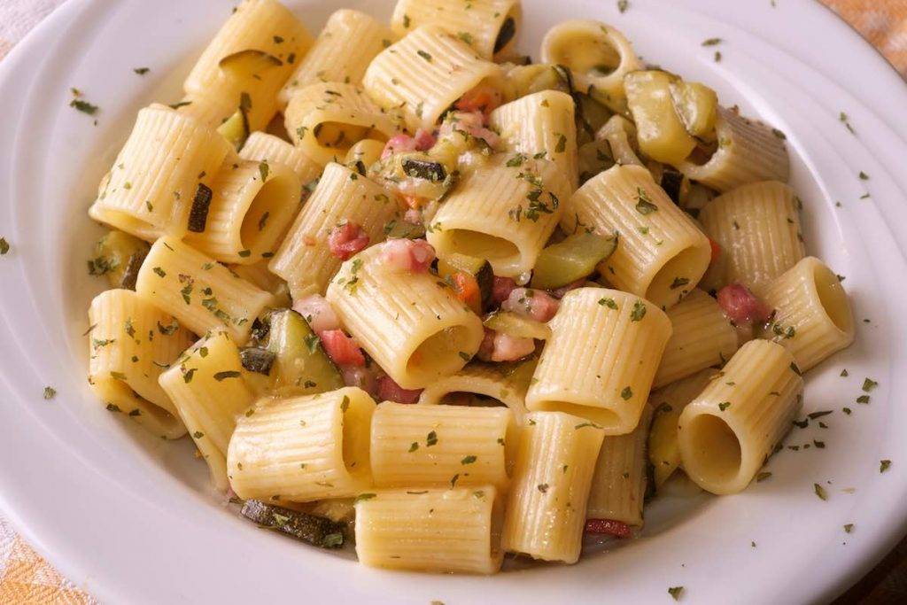 cacio e pepe con zucchine e speck