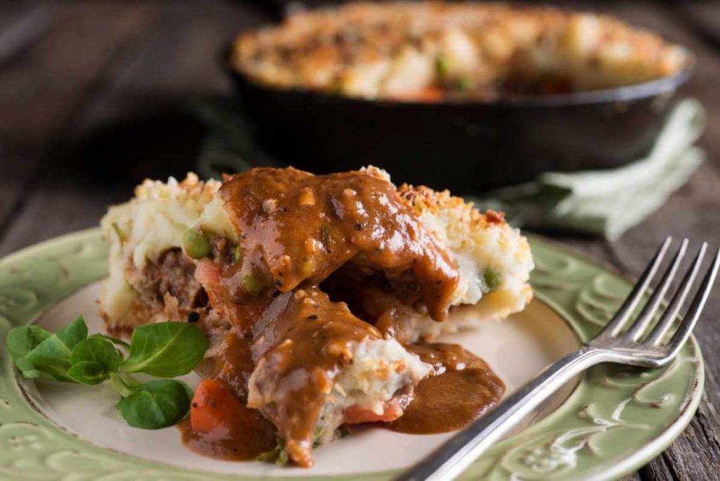 agnello gratinato con carciofi e piselli