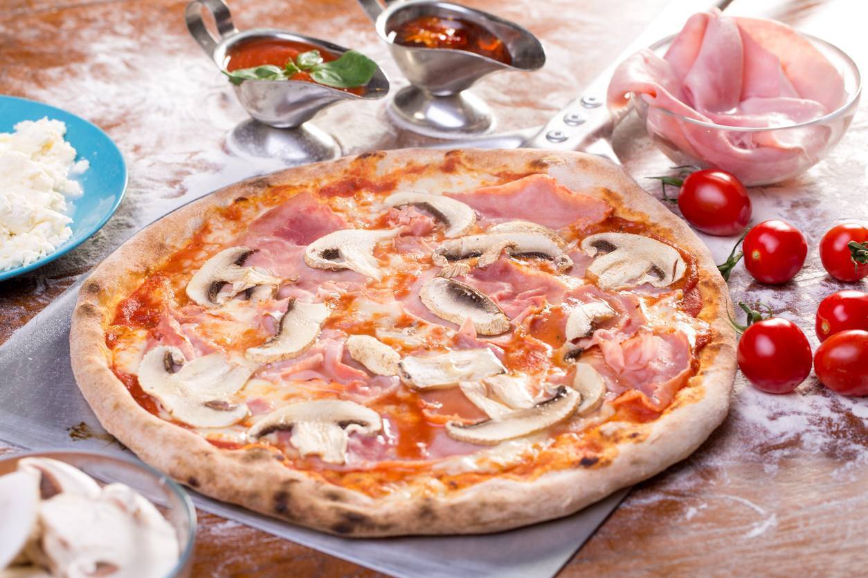 Pizza Con Prosciutto E Funghi Come In Pizzeria Ricettasprint It
