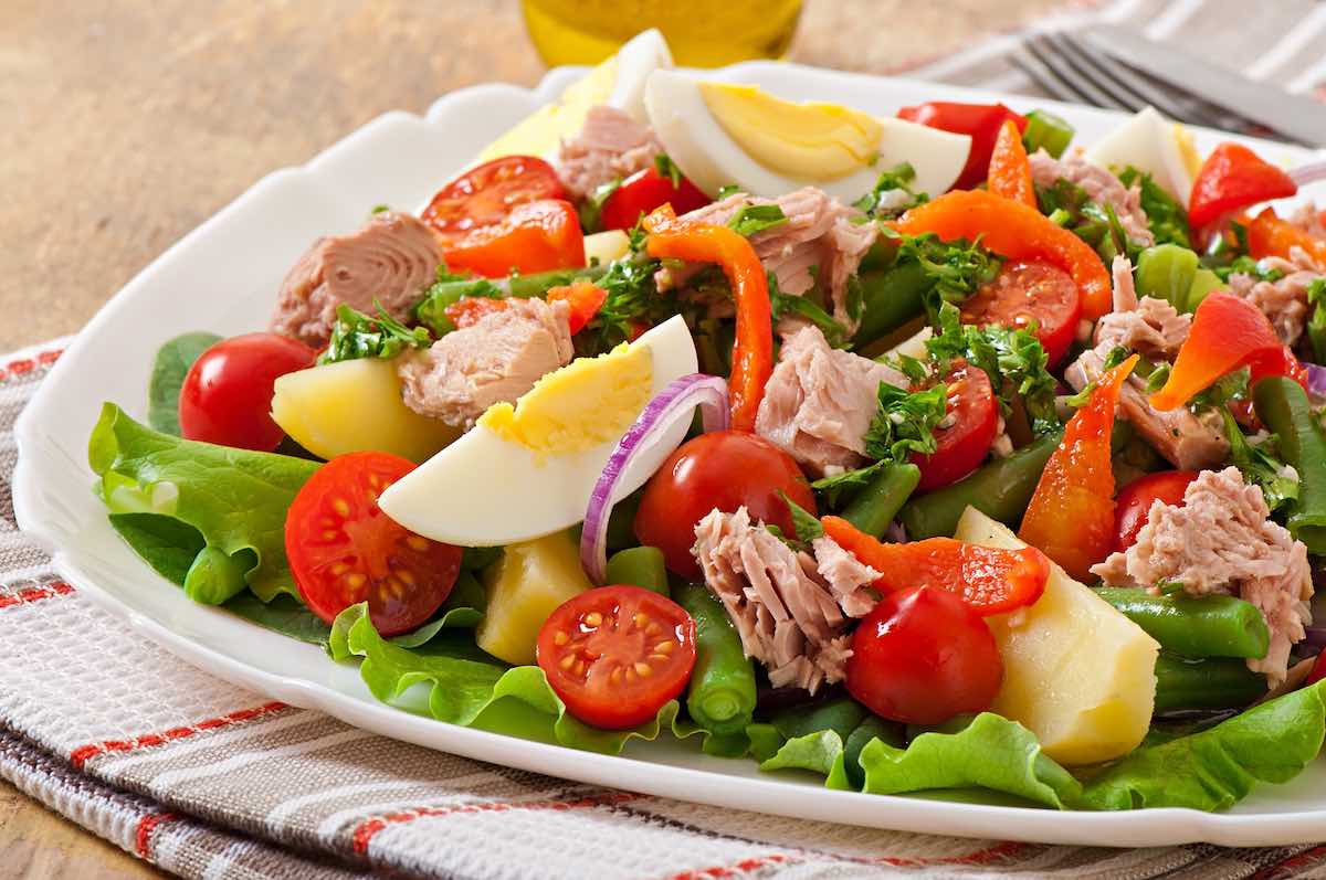 Insalata patate tonno e uova, per anticipare l'estate con un piatto fresco Insalata patate tonno e uova, per anticipare l'estate con un piatto fresco