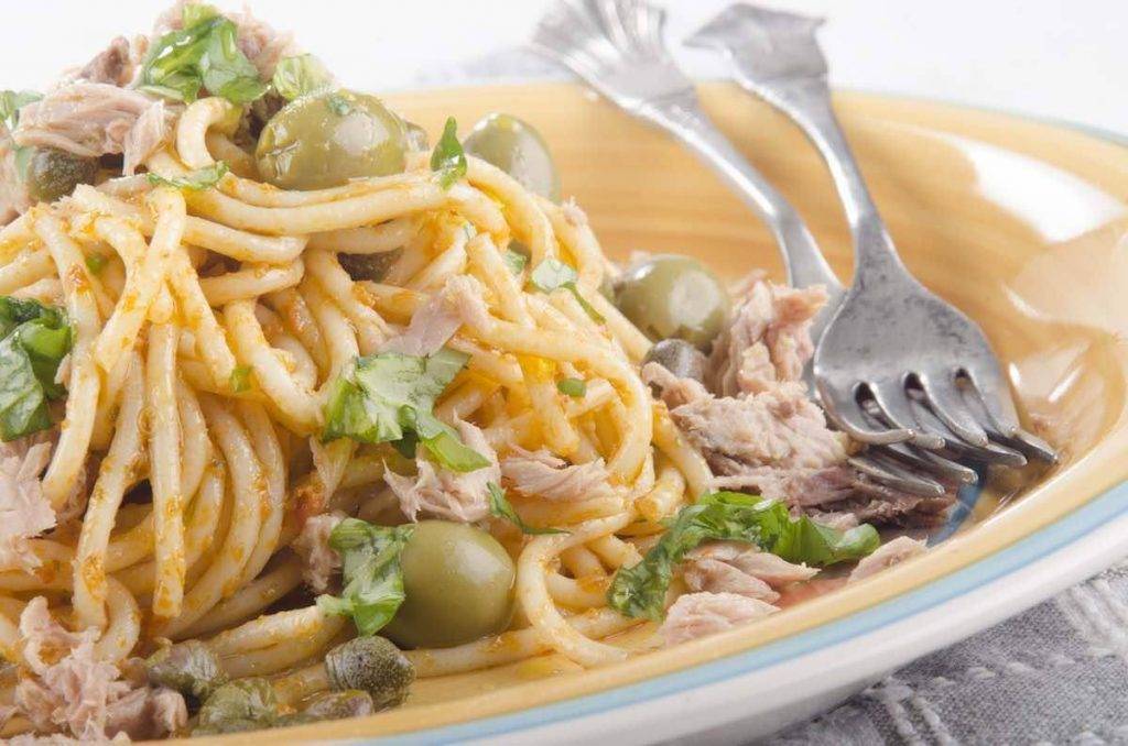 Spaghetti con tonno, olive e capperi