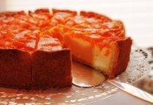 Torta delizia con ripieno di ricotta e marmellata, cremosa e friabile torta delizia