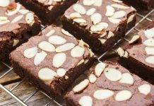 Torta umida al cioccolato fondente e mandorle, squisita e delicata torta umida al cioccolato fondente e mandorle