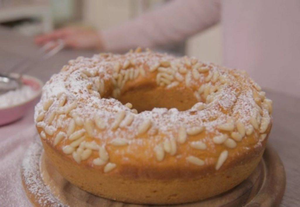 Ciambellone alla Ricotta con Miele e Pinoli