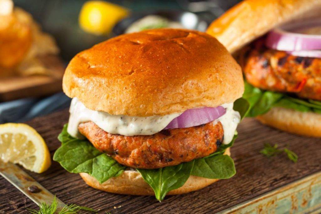 Hamburger di salmone con cipollotto e prezzemolo