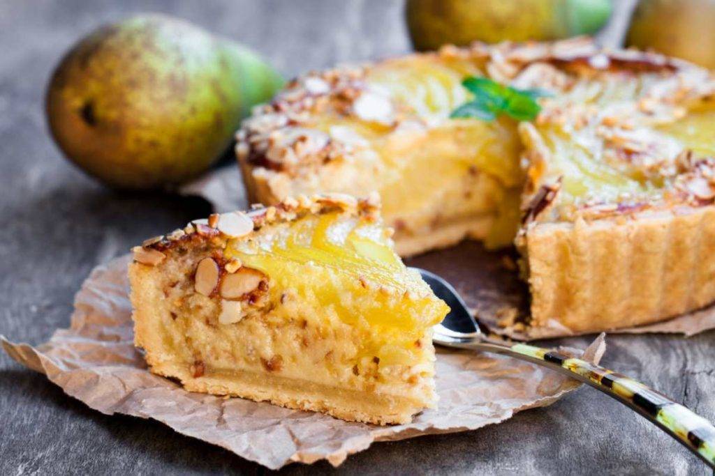 torta di frolla ripiena alle pere con crema e pinoli