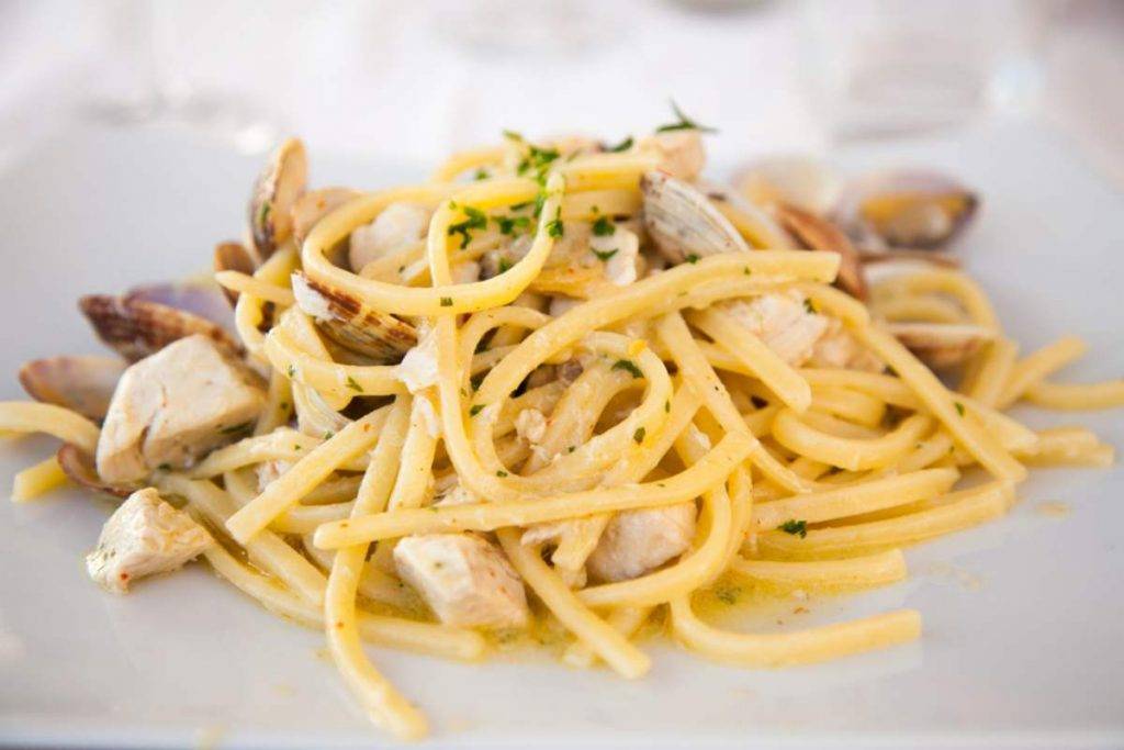 Spaghetti con vongole e pesce spada