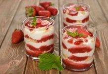 Tiramisù Finto alle Fragole, un magnifico dolce light senza uova.