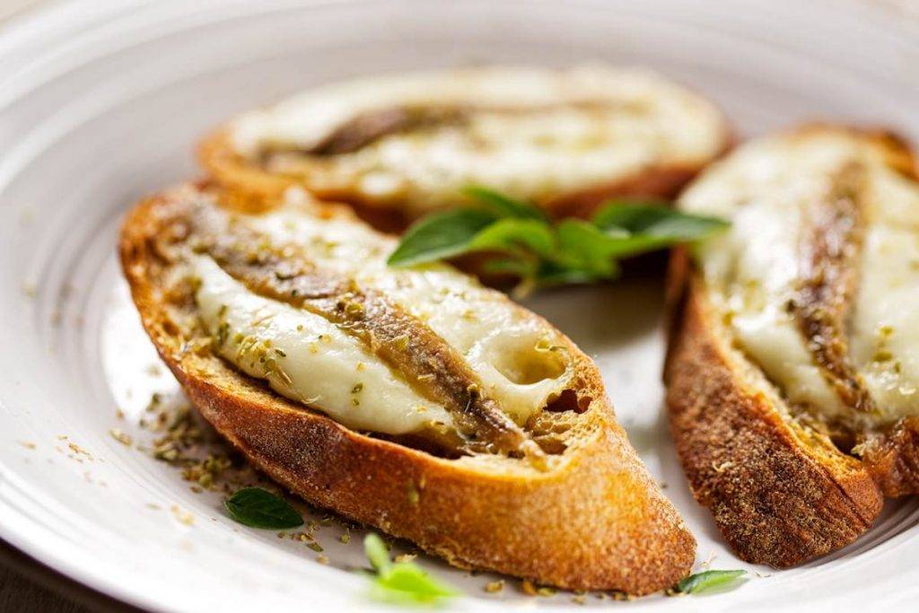 Crostini con Alici, Mozzarella di bufala e Origano