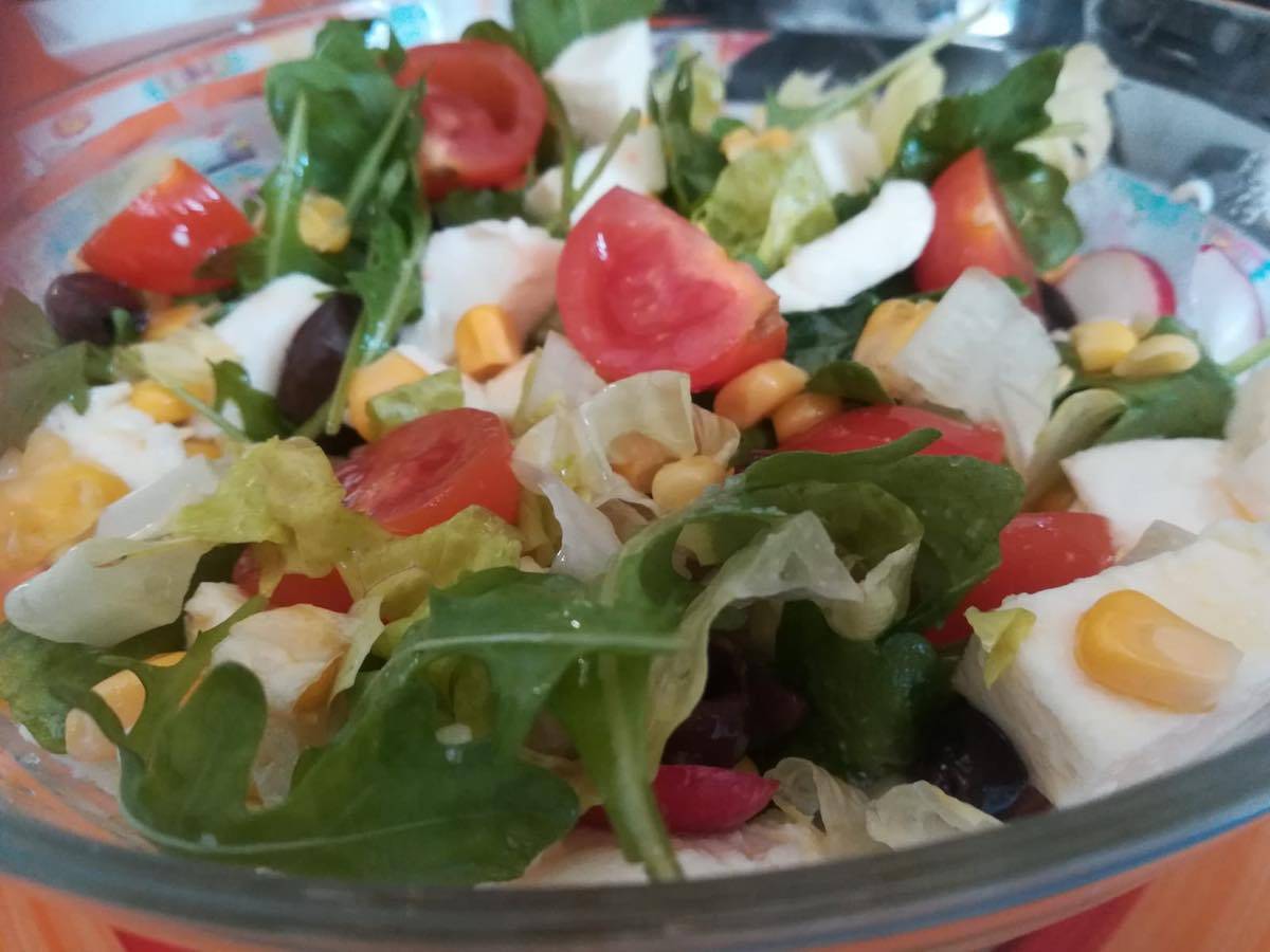 insalata con mozzarella e olive taggiasche ricettasprint.it