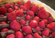 Torta Morbida Fragole e Cioccolato, il dolce sublime per conquistare tutti Torta Morbida Fragole e Cioccolato