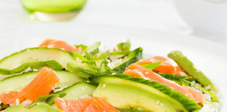 Riso all'insalata con salmone e zucchine