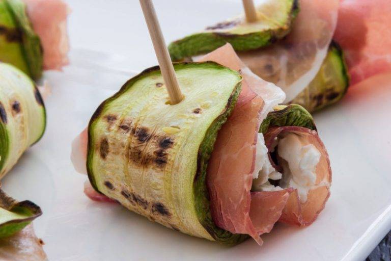 Involtini di zucchine con speck e philadelphia, ideali per l'antipasto
