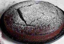 Torta soffice di albumi al cacao e miele, leggera e gustosa