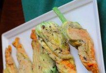 Fiori di zucca ripieni al forno da servire come contorno o antipasto fiori di zucca ripieni al forno