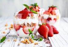 Yogurt con fragole: un dessert fresco che si prepara in poco tempo Yogurt con fragole