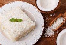 Torta fredda al cocco con gocce di cioccolato