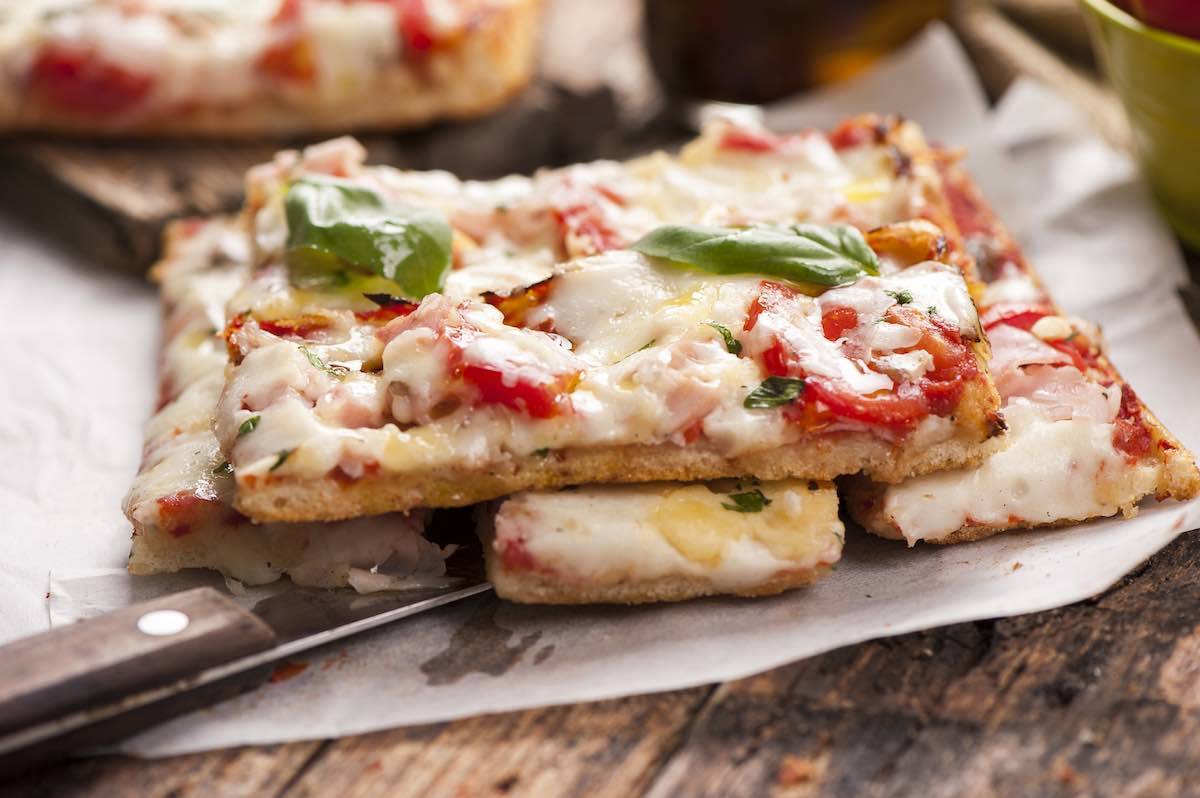 Pizza di pane: un ottima idea per riutilizzare il pane raffermo