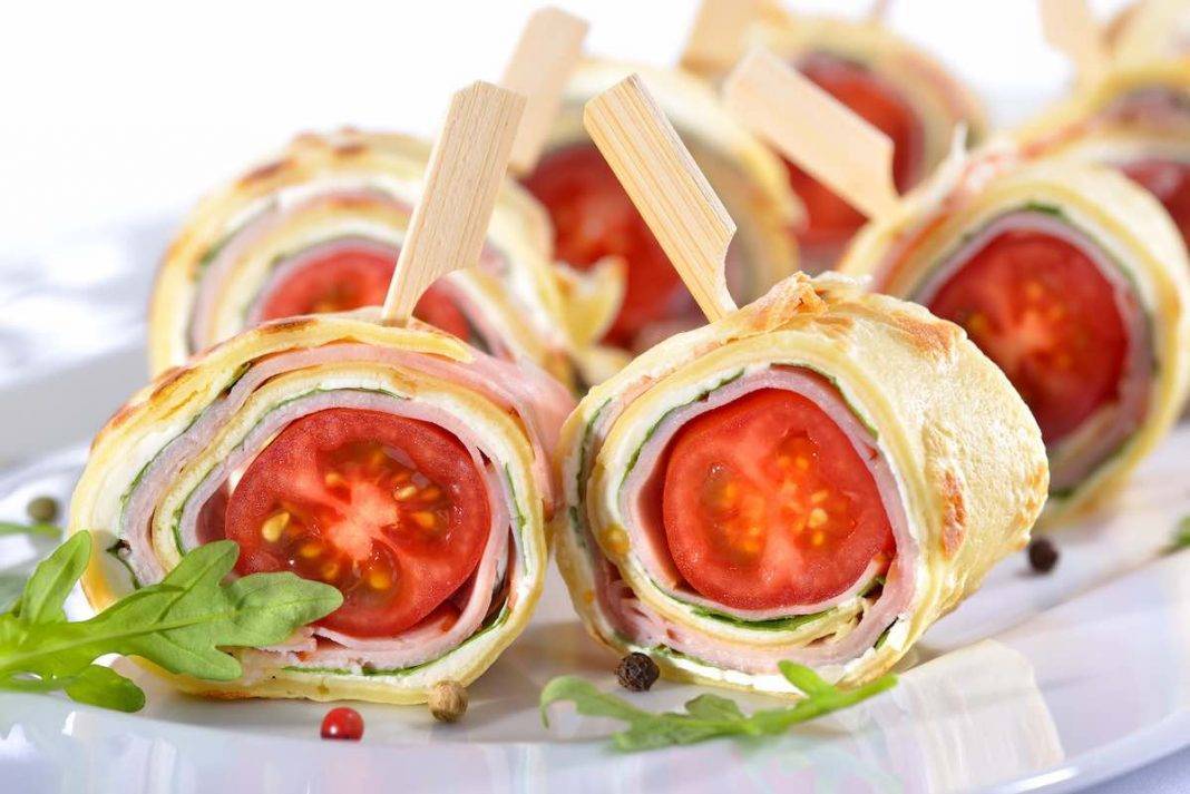 Rotolini di crepes con rucola, prosciutto cotto e stracchino
