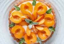 Torta sfogliata con crema e albicocche