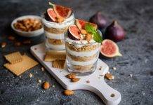 Cremoso al mascarpone e fichi con granella di mandorle - ricettasprint.it