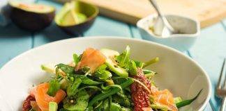 Insalata estiva con salmone e pomodori secchi - ricettasprint.it