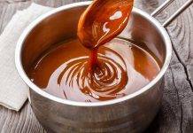 Salsa caramello facile, per guarnire gelati e dessert di ogni tipo Salsa caramello - ricettasprint.it