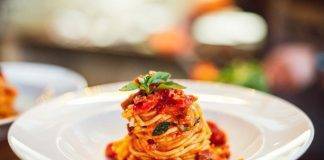 Spaghetti con mollica di pane e pomodori secchi - ricettasprint.it