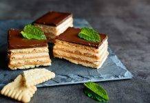 Torta furba di biscotti e cioccolato, velocissima e senza cottura Torta furba di biscotti e cioccolato - ricettasprint.it