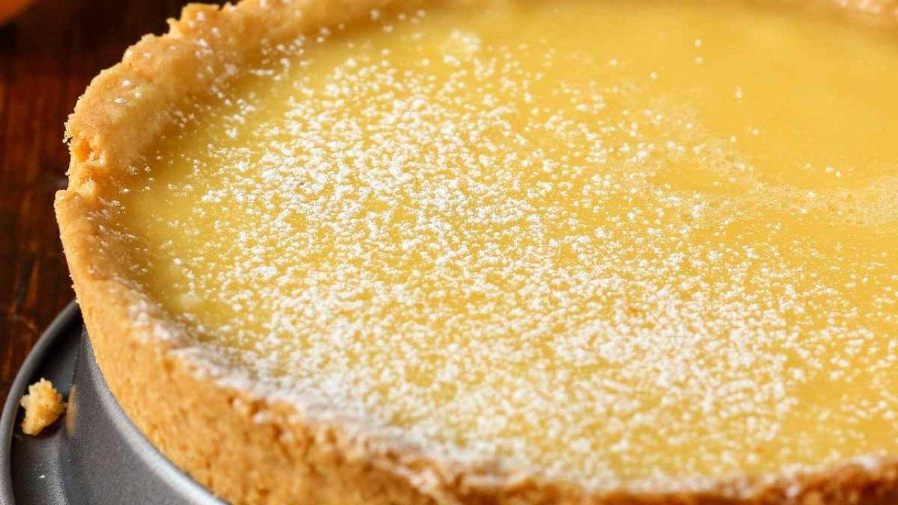 Crostata Ripiena Di Ricotta E Limone Base Di Pasta Frolla E Ripeno Cremoso